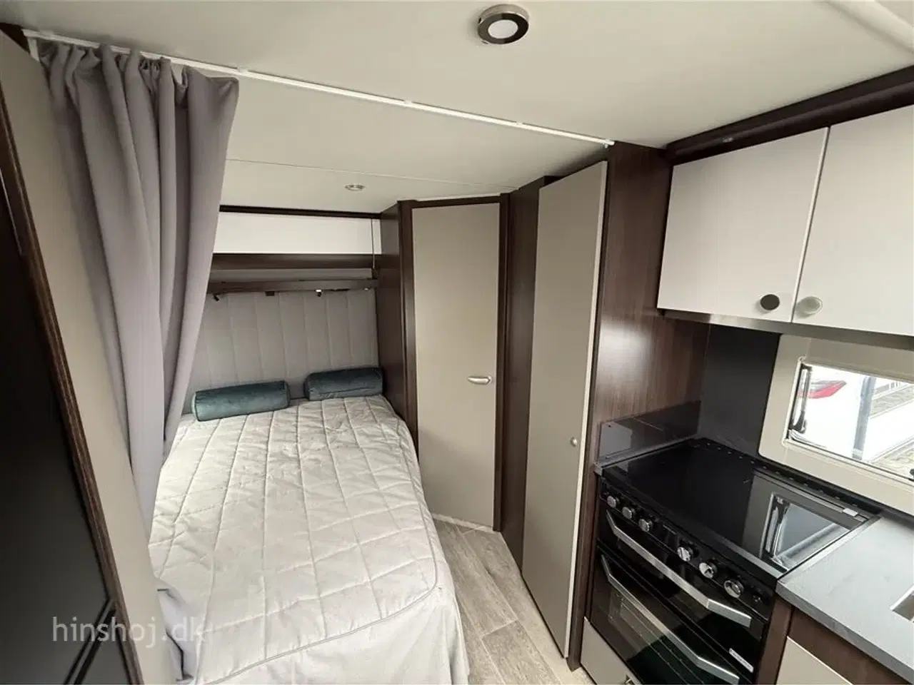 Billede 9 - 2025 - Polar Blueline 520 FD   Lækker luksus vintervogn med dobbeltseng, rundsiddegruppe fra Hinshøj Caravan