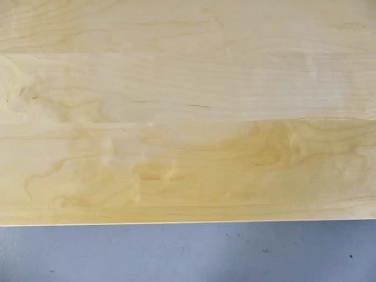 Billede 6 - Kinnarps hæve-/sænkebord med plade i ahorn og gråt stel
