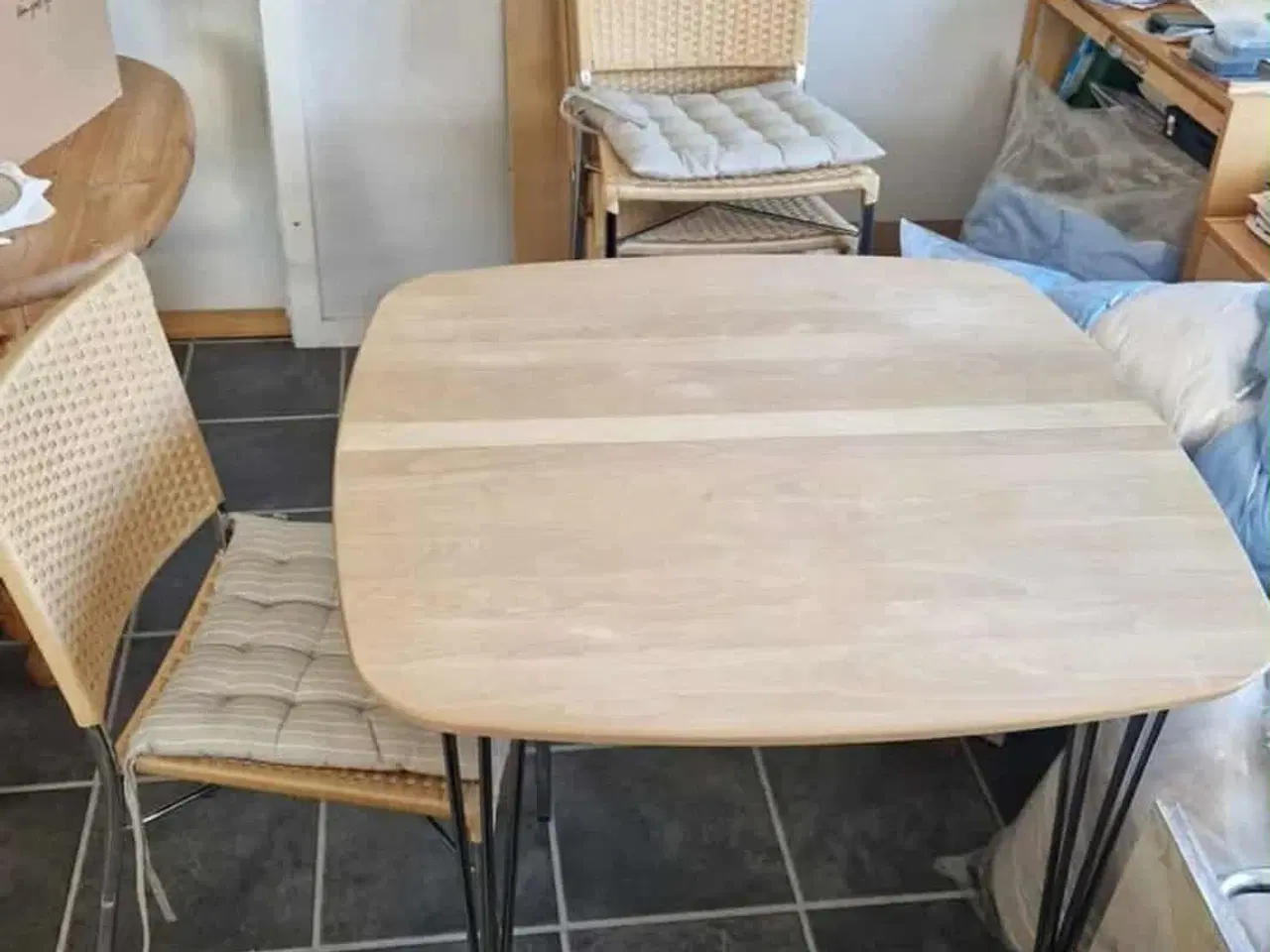 Billede 1 - Køkkenbord og 4 stole