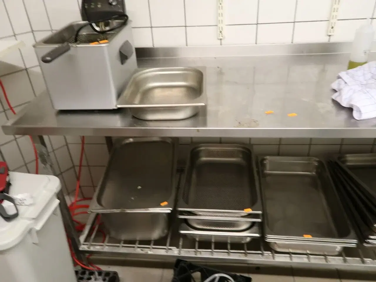 Billede 2 - Rustfri stålbord uden indhold med vask og armatur