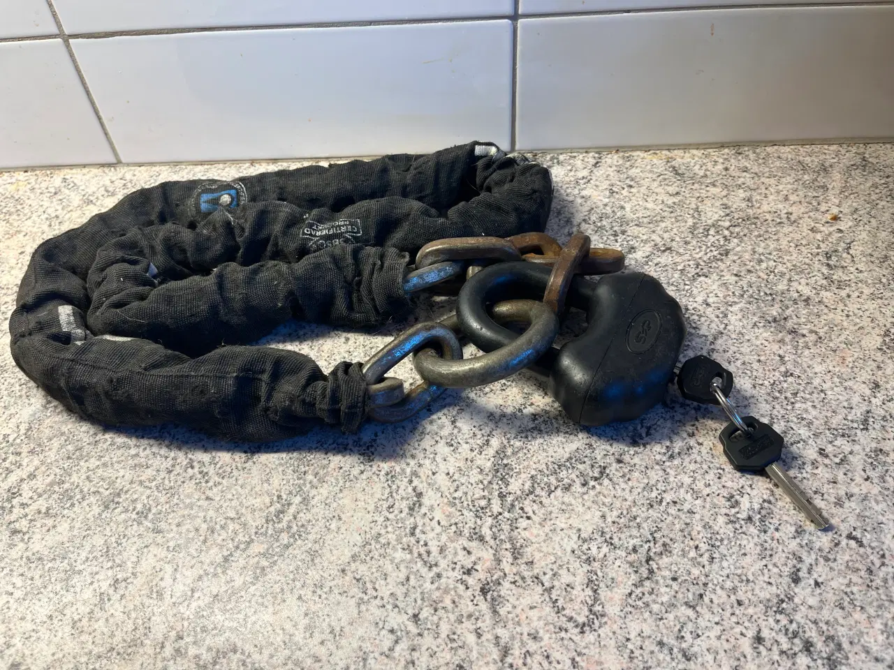 Billede 2 - Kædelås, der holder tyvene væk.