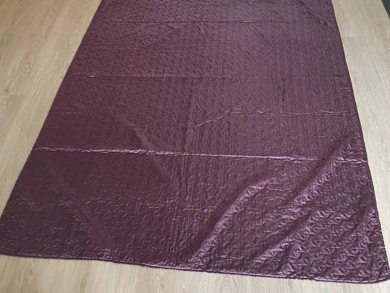 Billede 2 - Lilla sengetæppe 160 x 220 cm.
