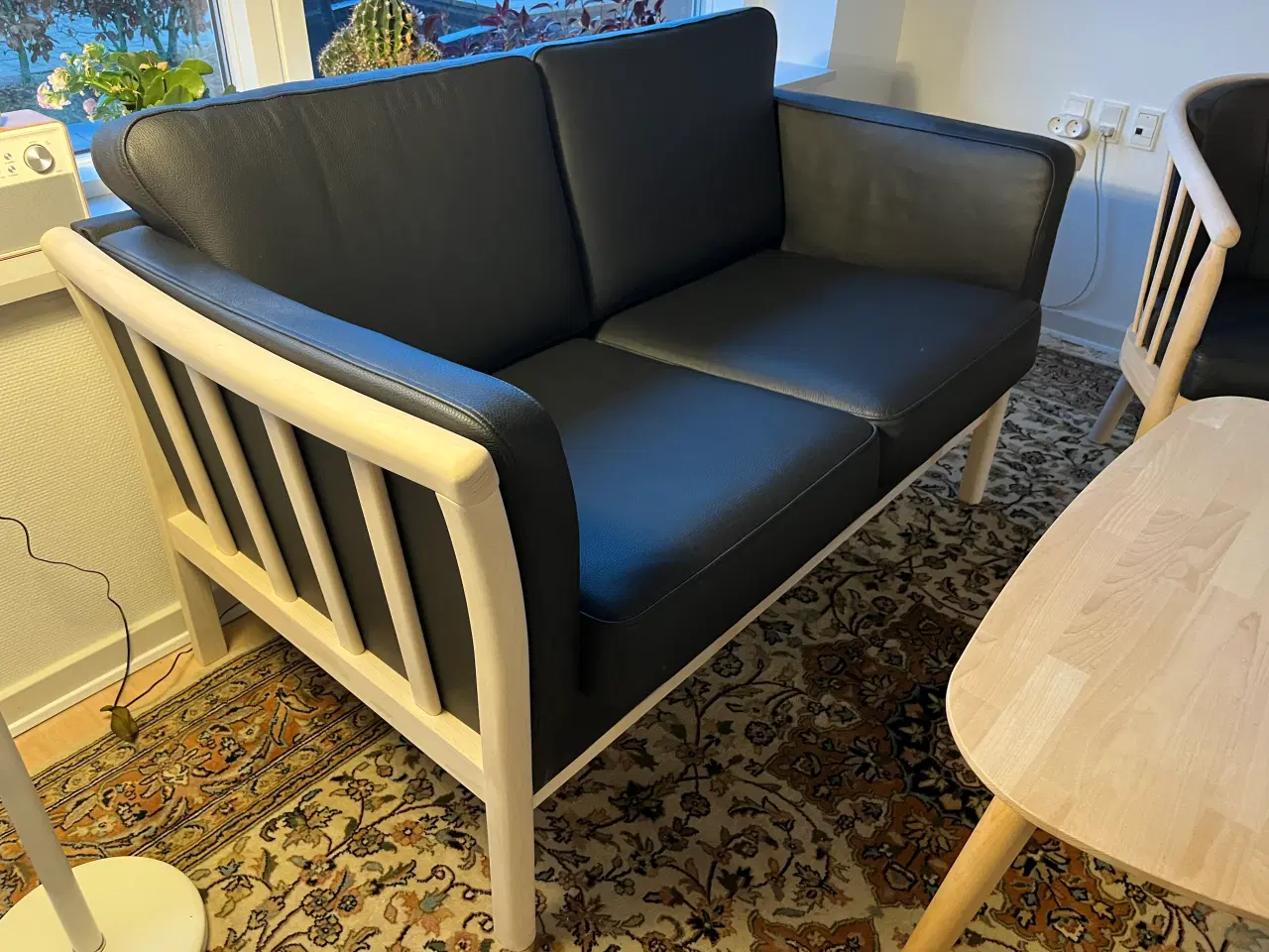 Billede 3 - Lædersofa og stol med sæbebehandlet tremmestel. 
