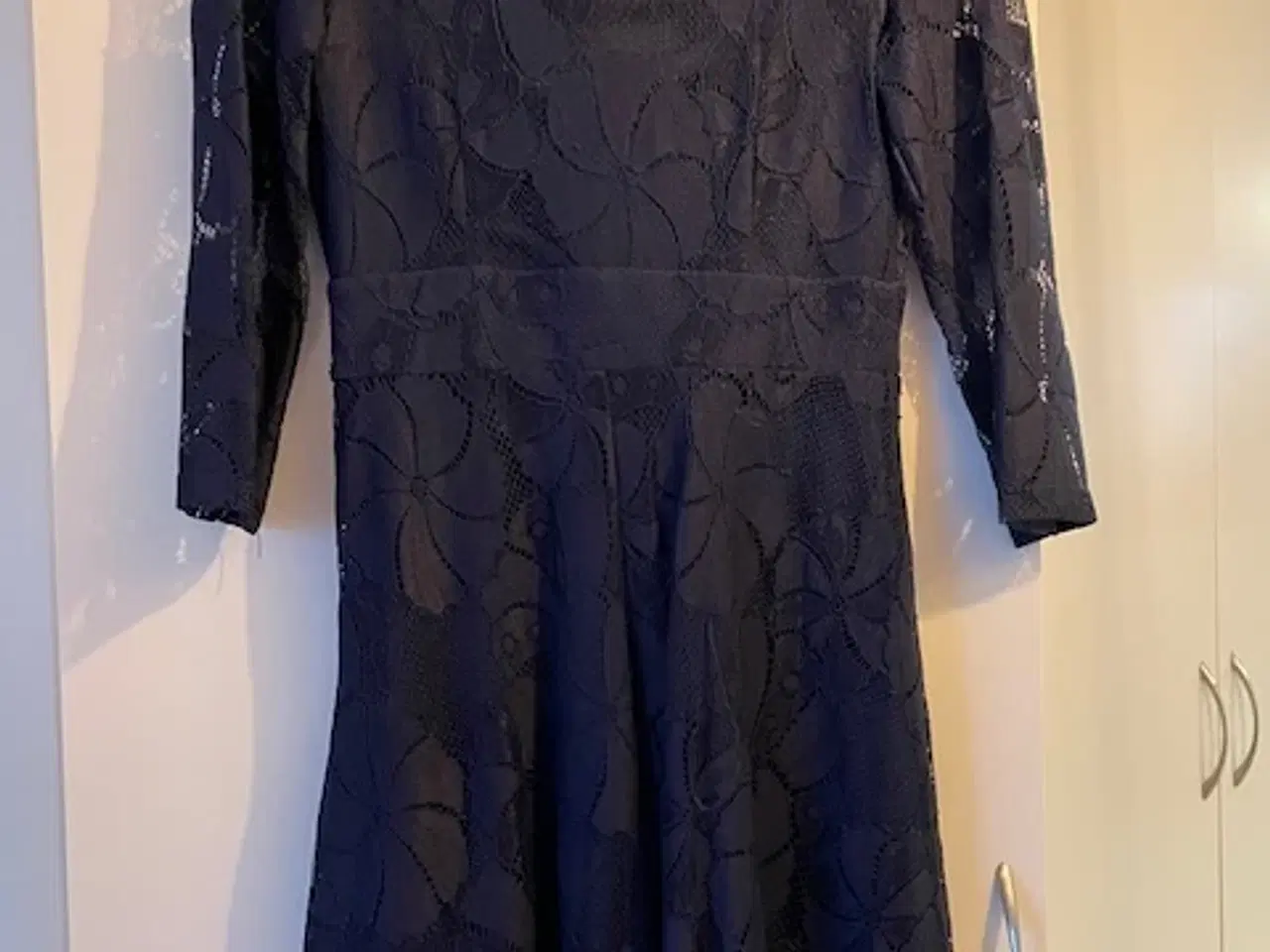 Billede 1 - Blondekjole fra Anna Field