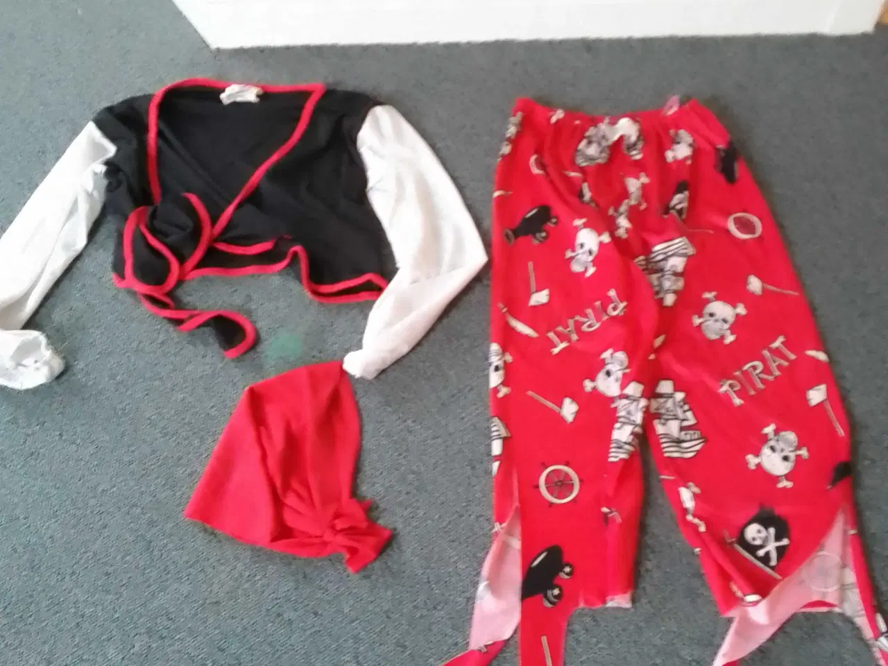 Billede 1 - Pirat / sørøver , 3 dele, bluse, bukser, tørklæde 