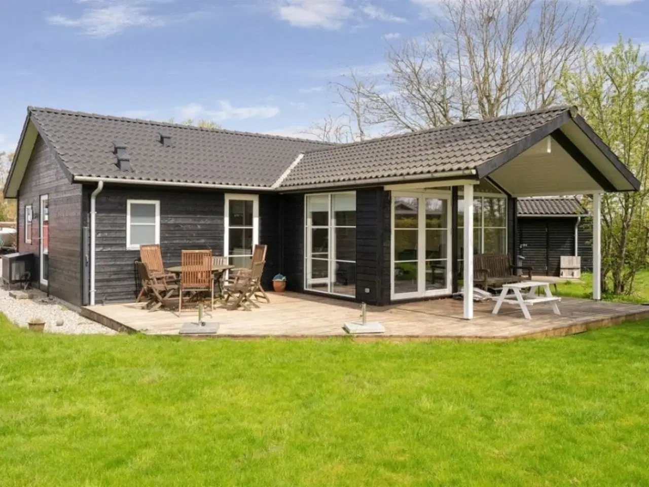 Billede 1 - Feriebolig med sovepladser til 8 personer, (6 + 2 opredning i stue)  
t�t p� b�rnevenlig strand 
perfekt beliggenhed, t�t p� attraktioner