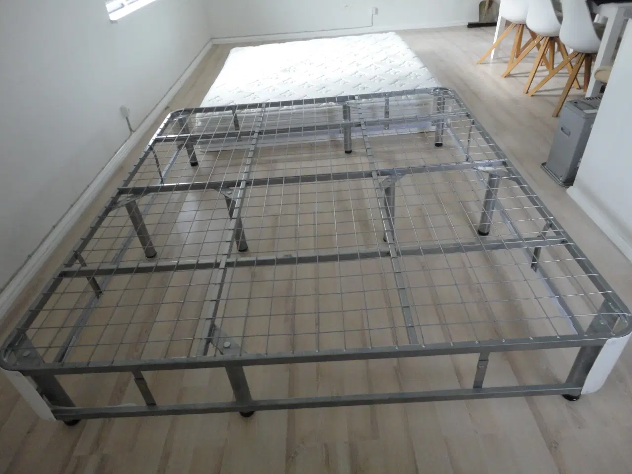 Billede 1 - 1 stk. dobbelt seng står rigtig flot i stellet 
