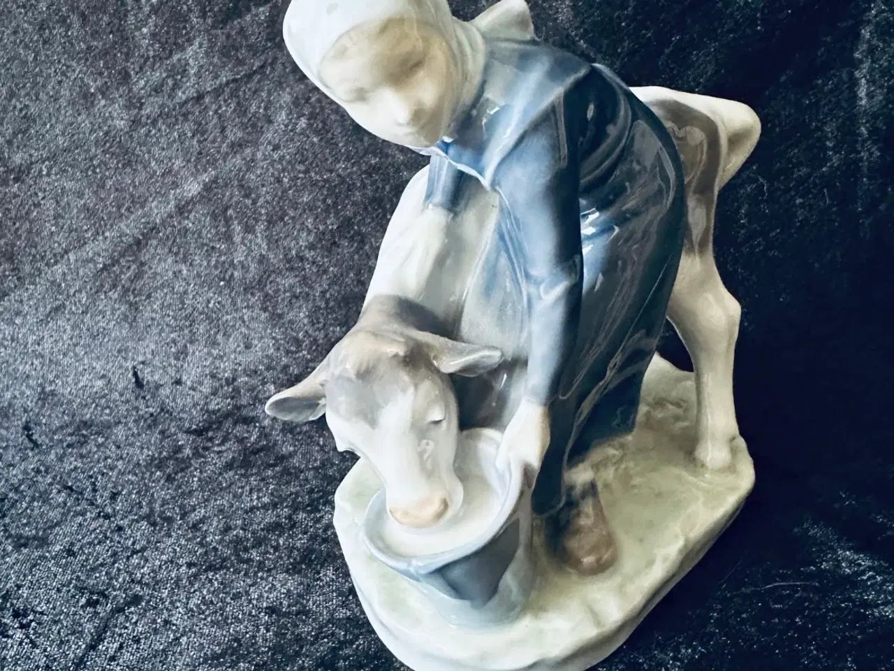 Billede 2 - Royal Cop. “Pige med kalv” nr 779