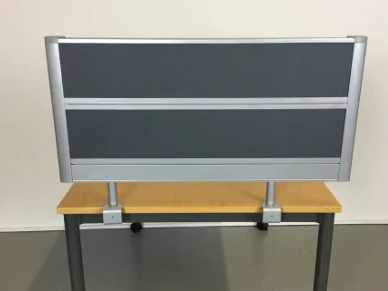 Billede 2 - Skærmvæg bordmonteret i grå stof med metal ramme