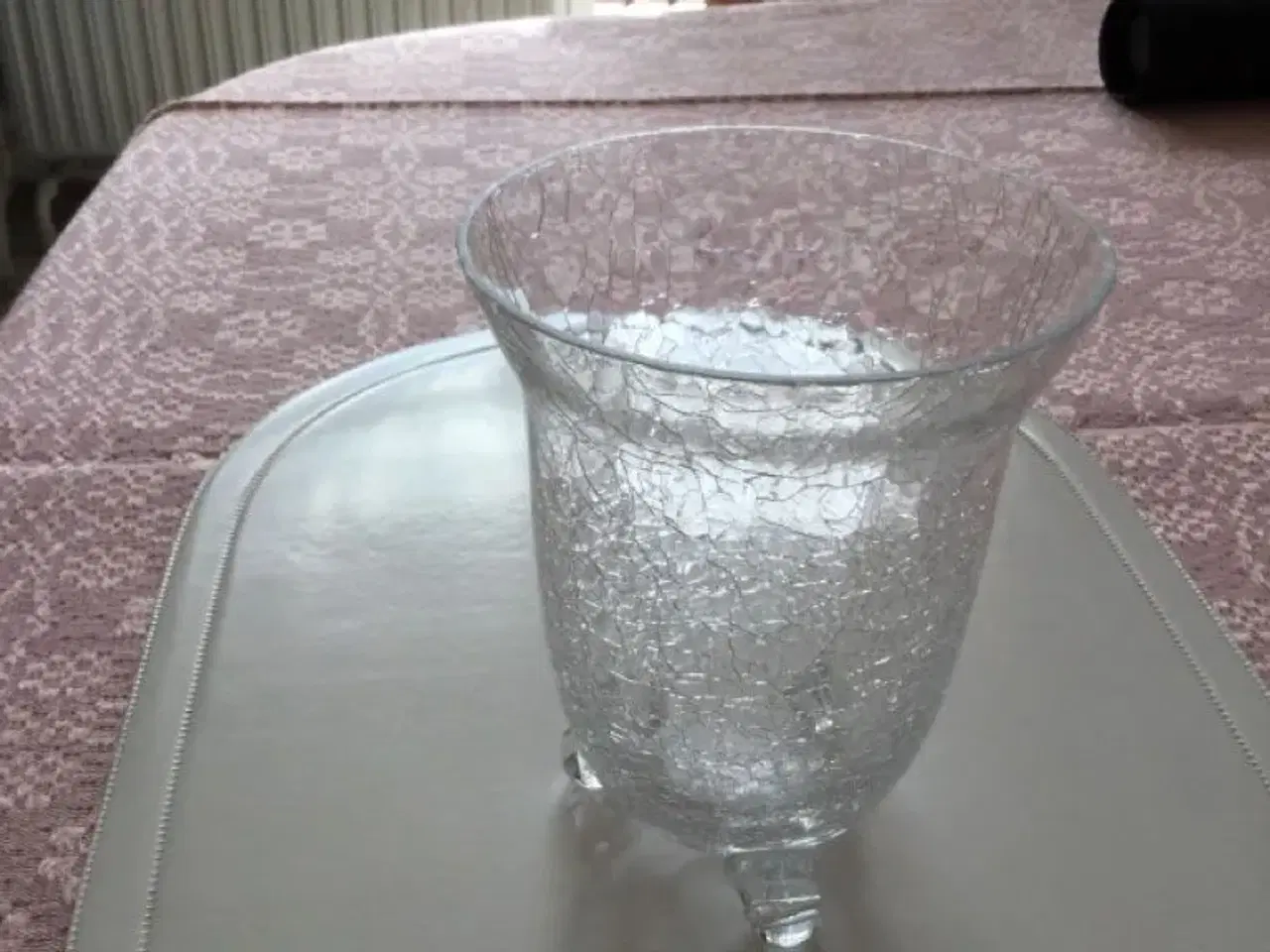 Billede 2 - Glasvase på 3 små fødder. Ligner krakeleret glas!