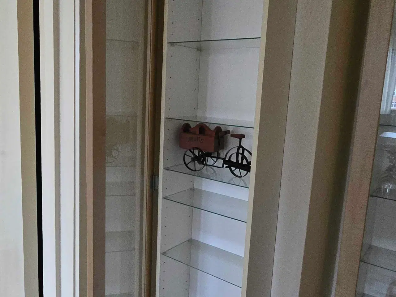 Billede 2 - Vitrineskab - væghængt