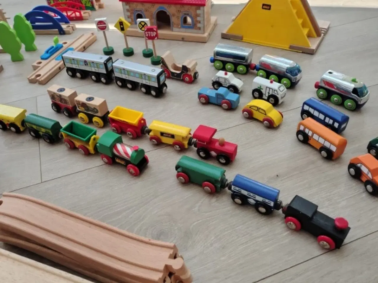 Billede 6 - Stor BRIO togbane – mange skinner, tog og tilbehør