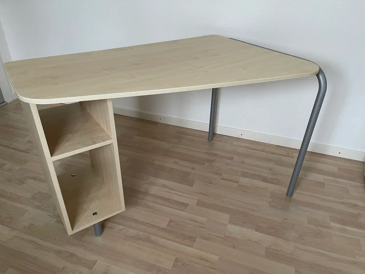 Billede 1 - Skrivebord i lys bøg.