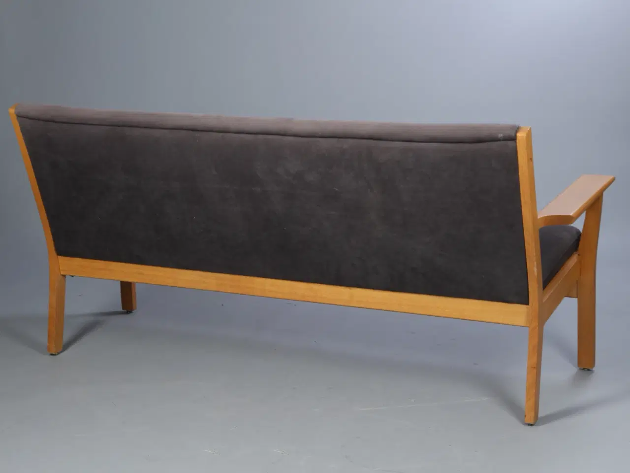 Billede 2 - En velholdt Tre-pers. sofa.