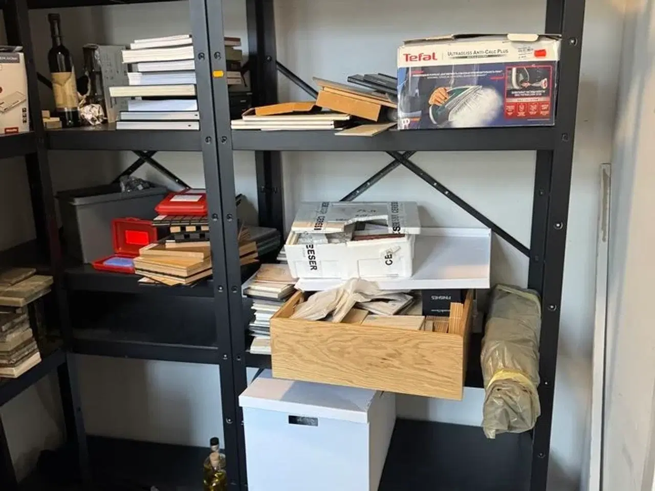 Billede 2 - 4 stk. Stålreoler med indhold