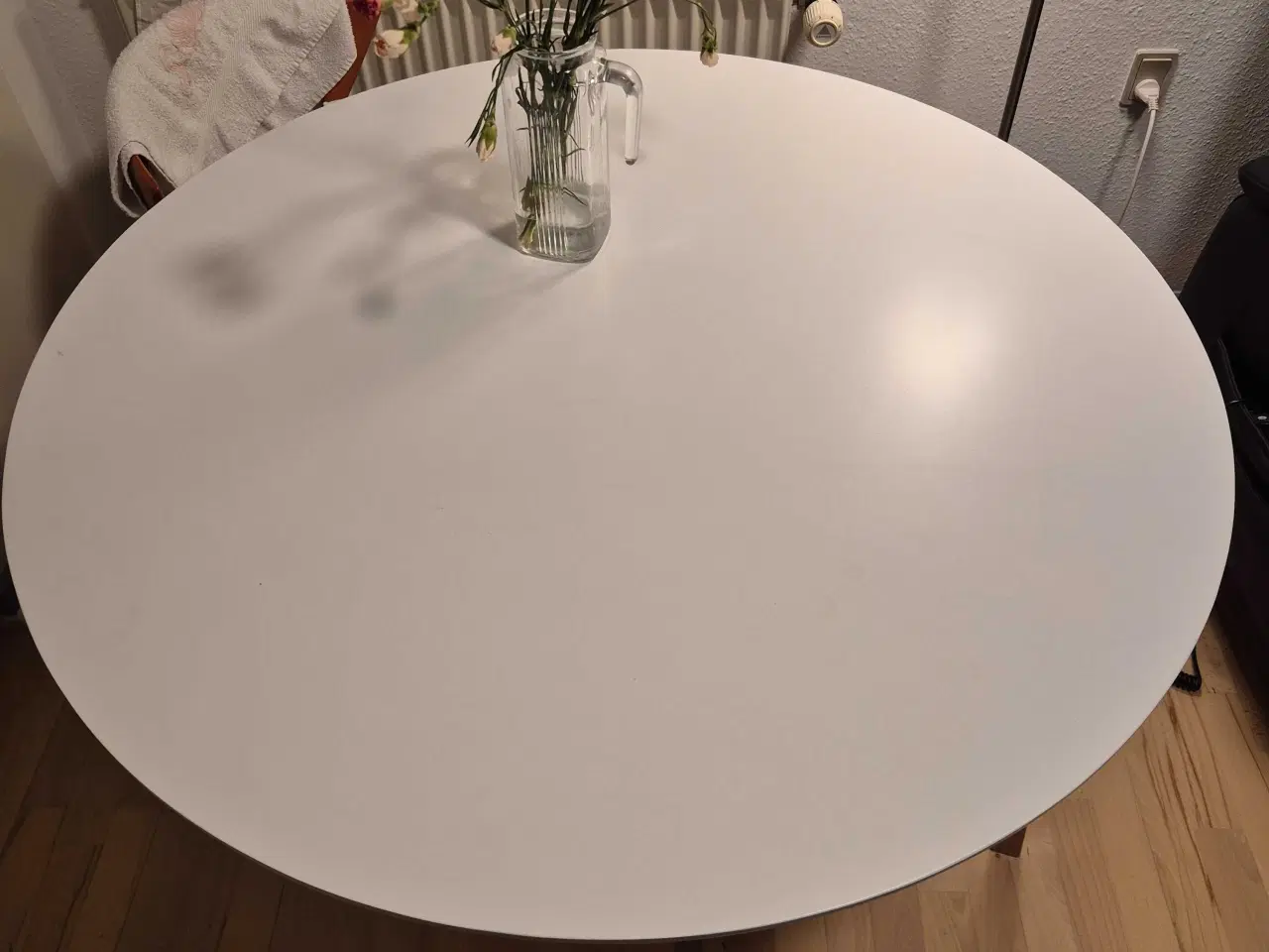 Billede 2 - Rundt hvidt spisebord 