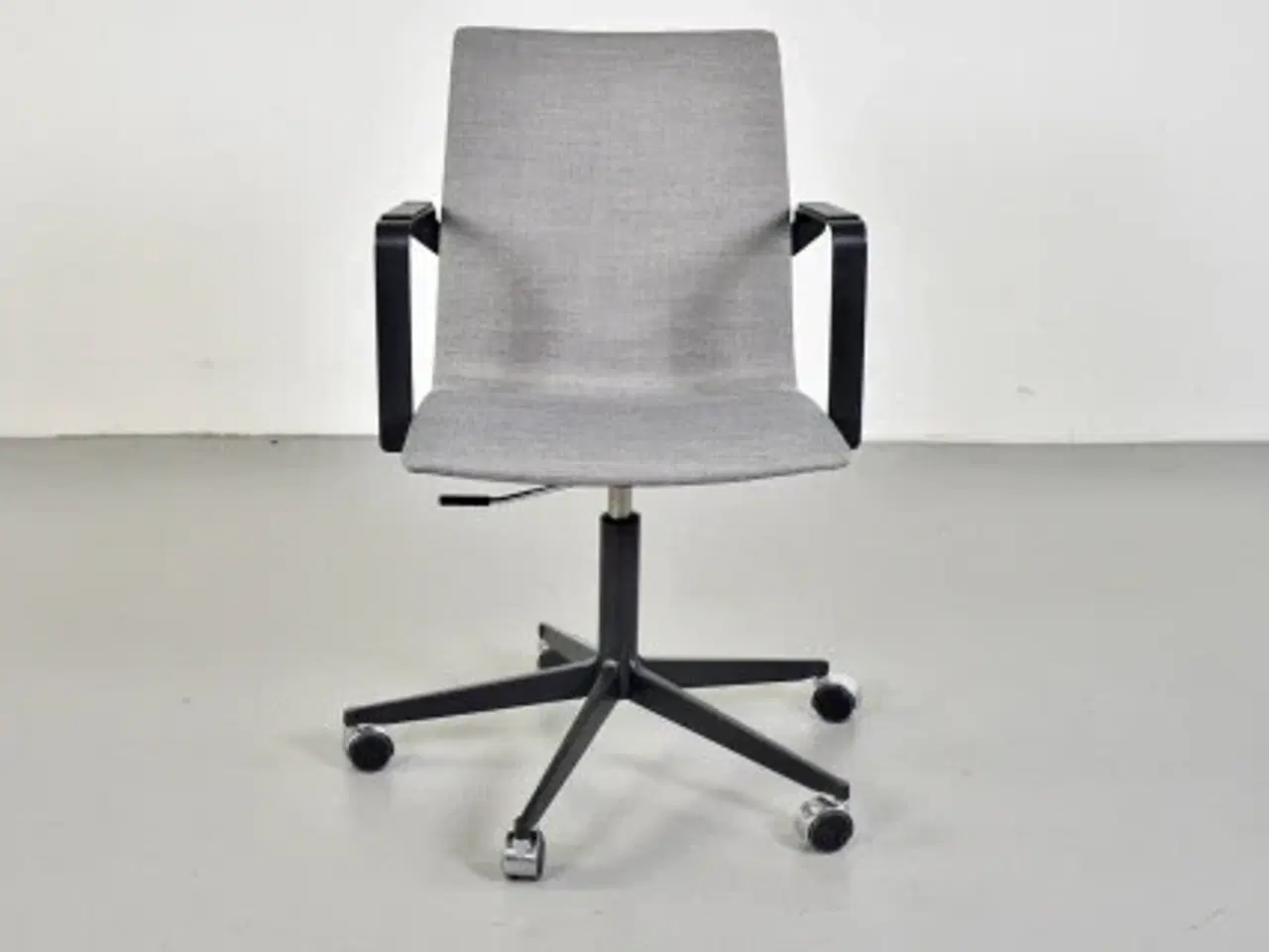 Billede 1 - Four design fourcast2 xl konferencestol i grå med armlæn