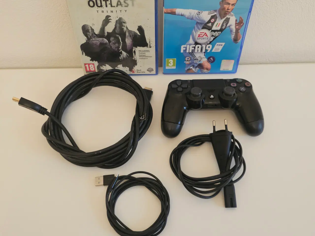 Billede 2 - PlayStation 4 500GB + Fifa 19 og Outlast Trinity