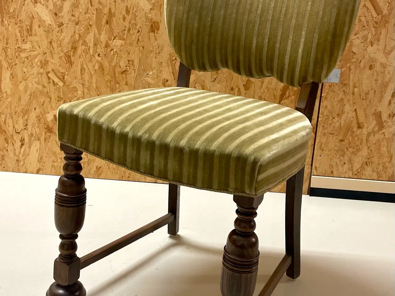 Billede 4 - Rænæsance spisebord med 6 stole i grønt fløj