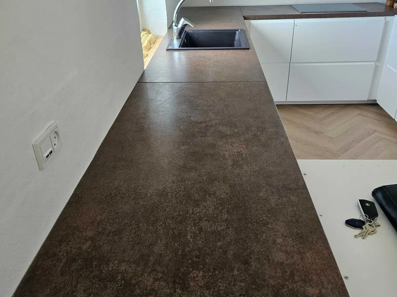 Billede 1 - En brugt bordplade med håndvask, men uden armatur