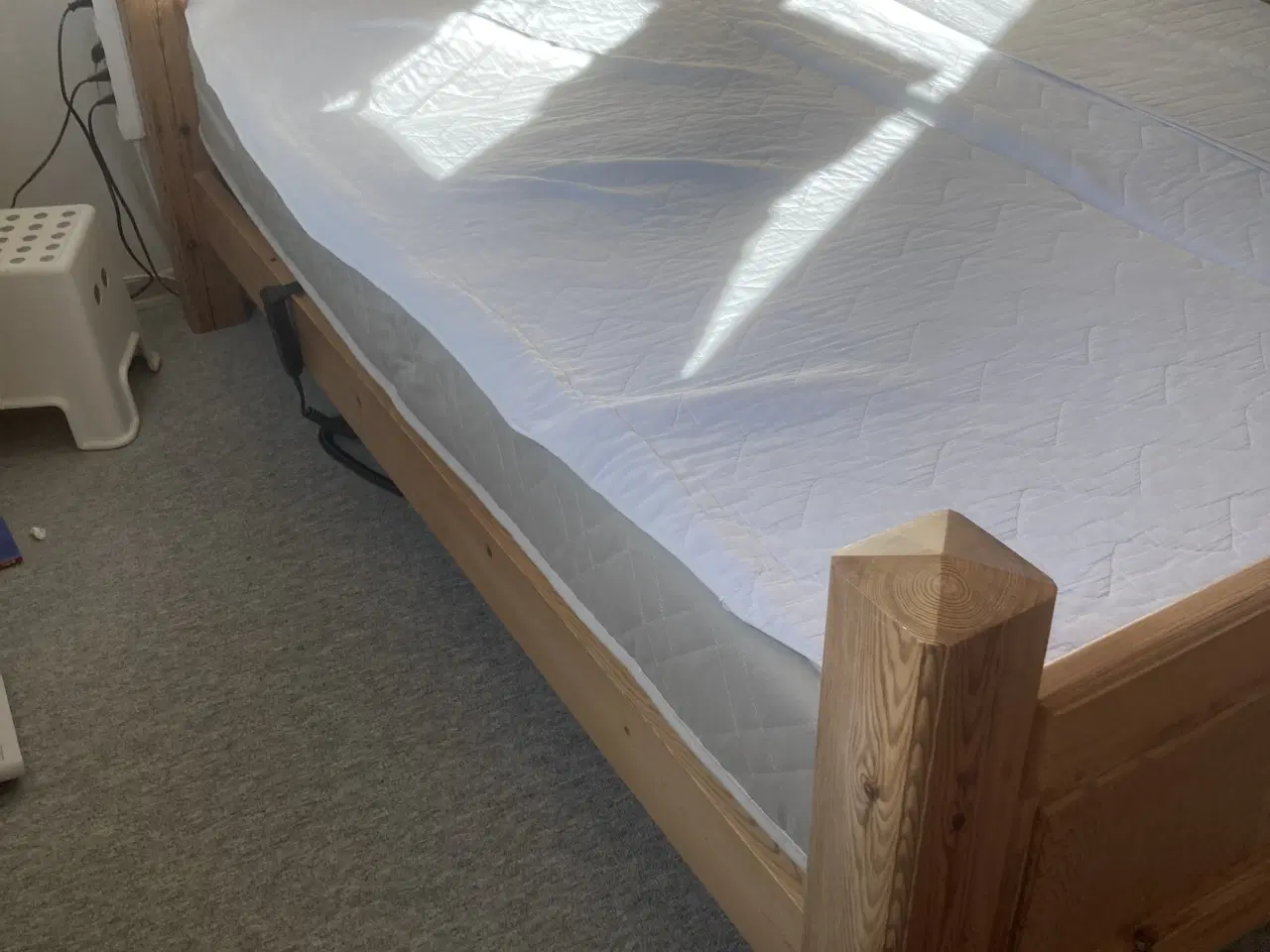 Billede 8 - Dobbeltseng med fyldninger i gavle