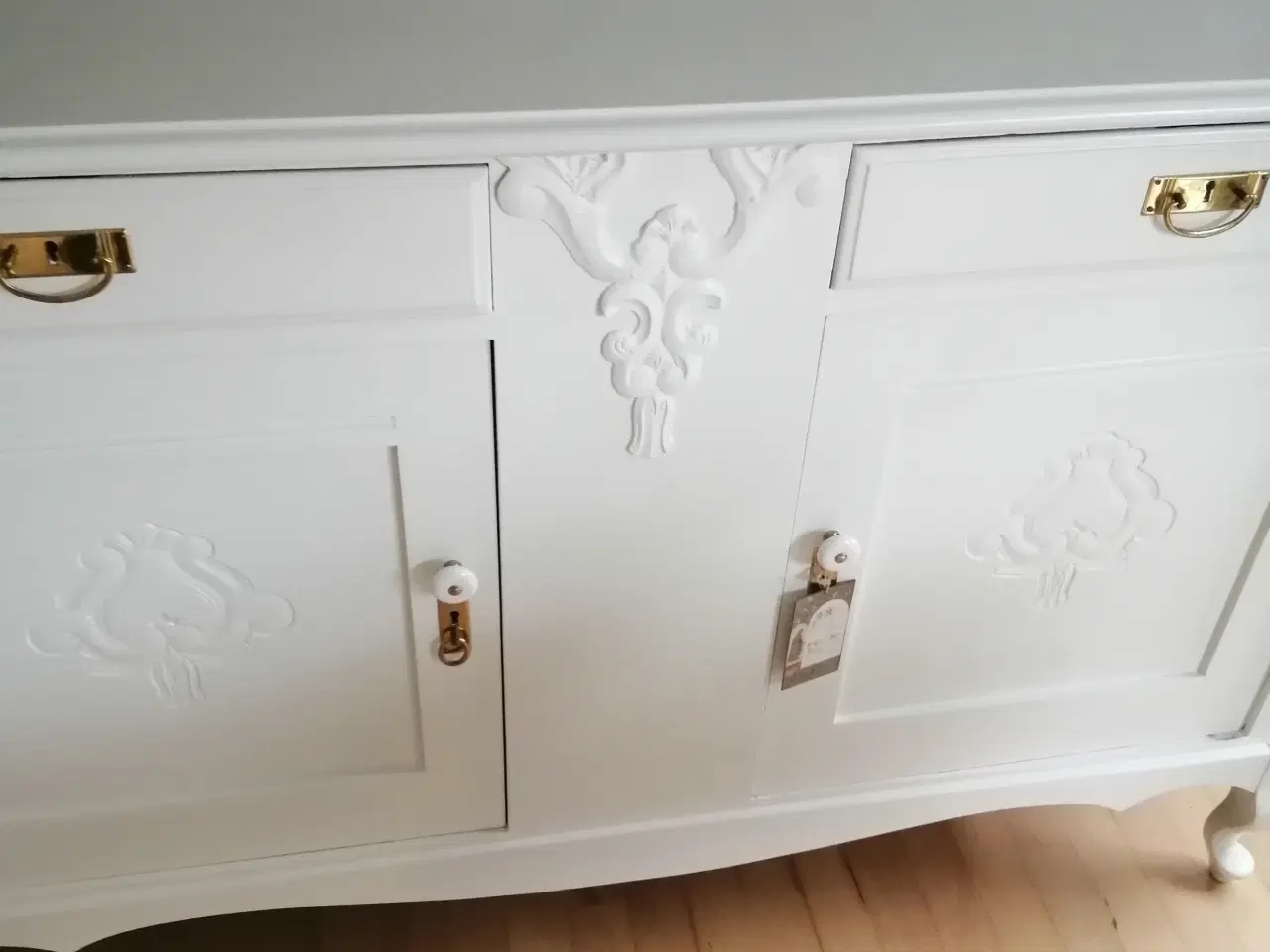 Billede 2 - Hvidmalet  skænk.