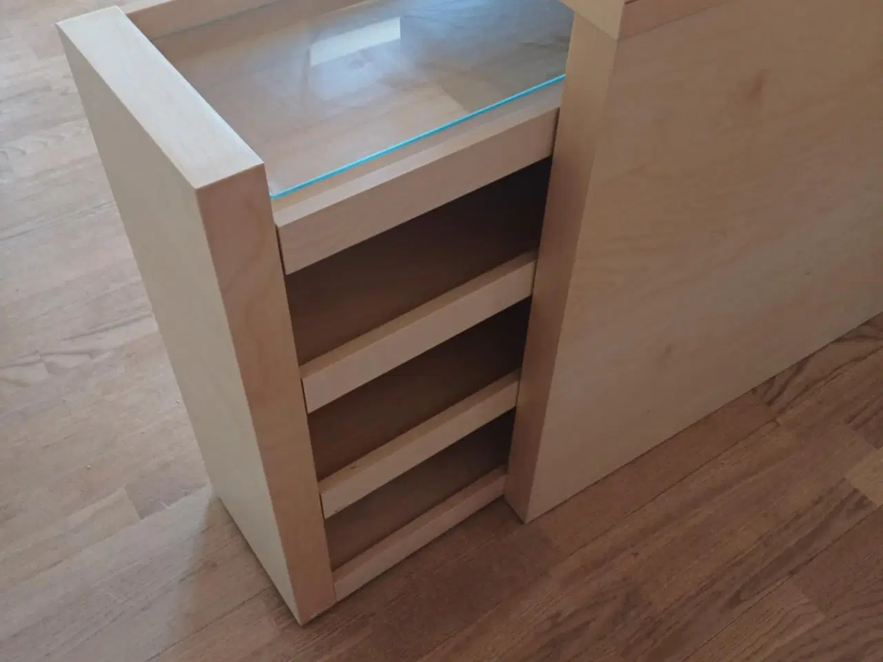 Billede 2 - Sengegavl med opbevaring – IKEA