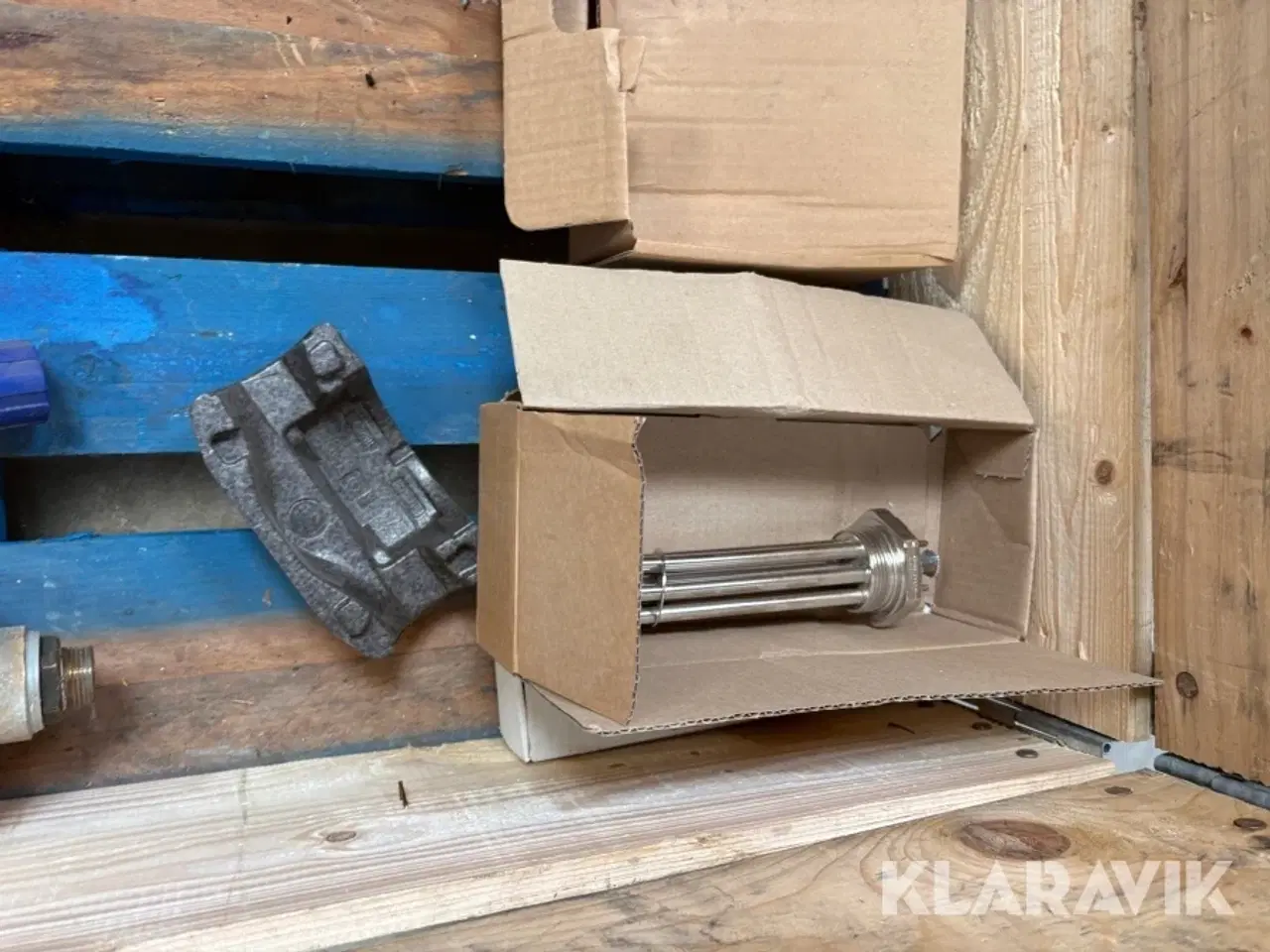 Billede 11 - Blandet kasse med pumper og isolering dertil. Grundfos 9 styk