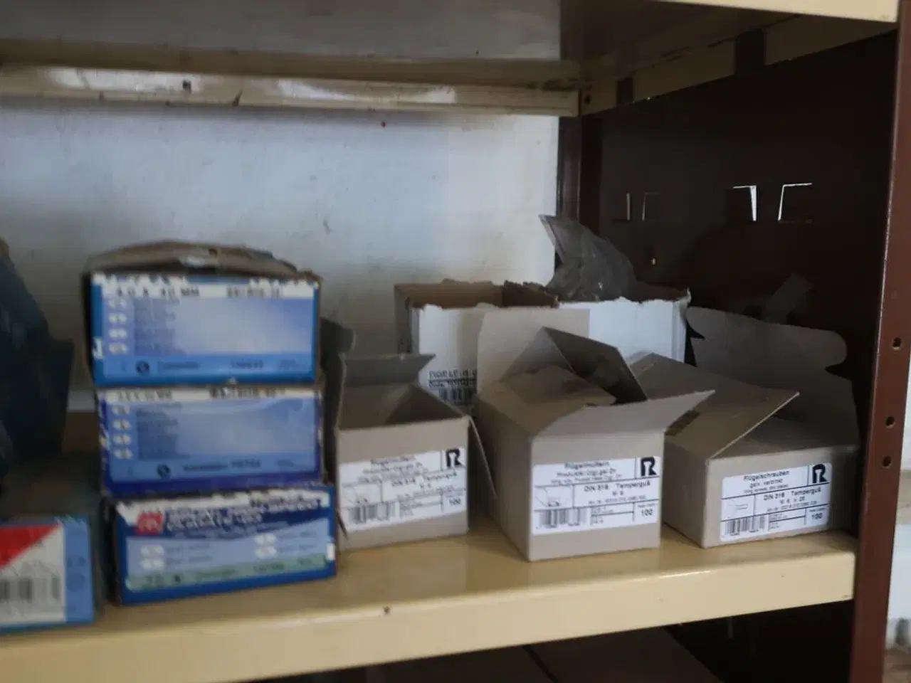 Billede 8 - Reol med div. Skruer, pudsemaskine SKILL m.m.