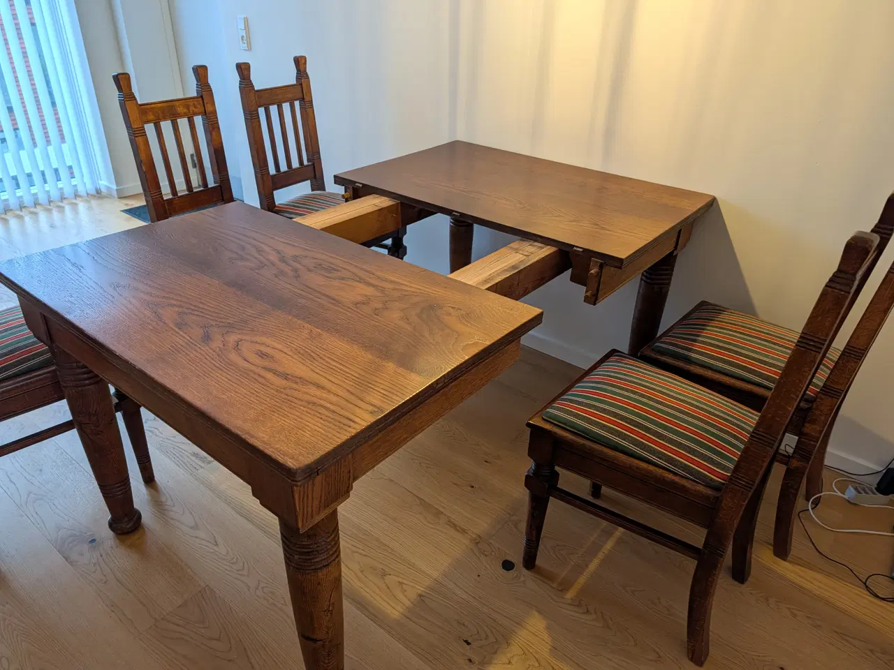 Billede 3 - Antikt spisebord med stole i egetræ