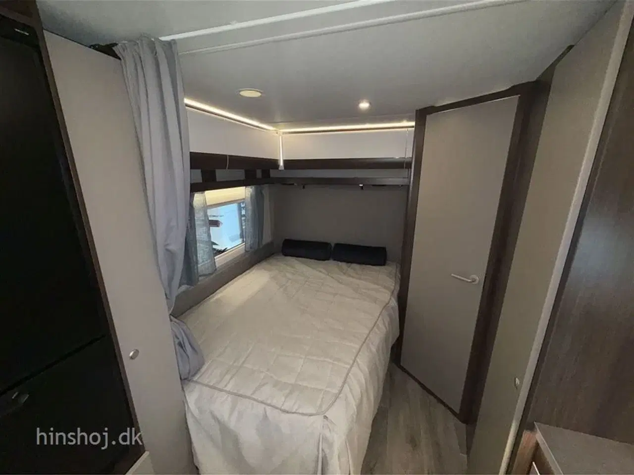 Billede 4 - 2026 - Polar Blueline 560 FD   Polar Blueline med fransk dobbeltseng og rundsiddegruppe fra Hinshøj Caravan