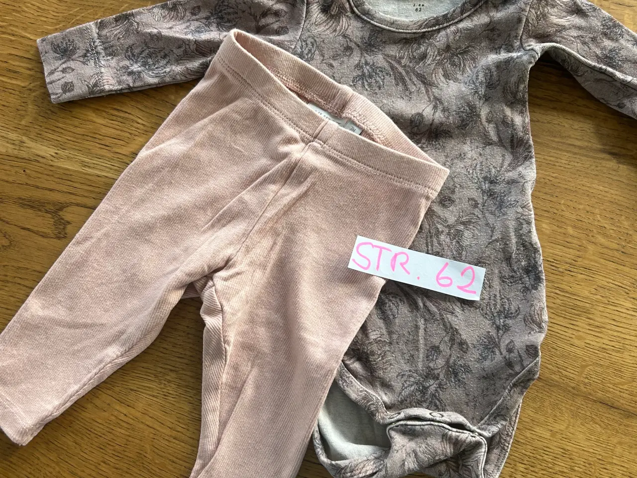 Billede 1 - Babytøj til pige str. 62