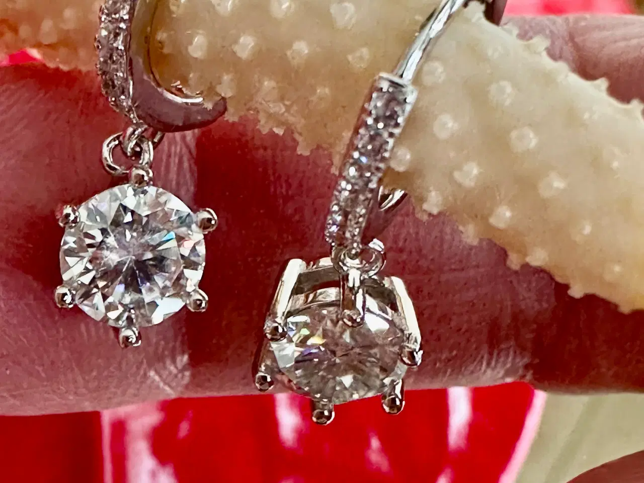 Billede 3 - Nye sølvøreringe med 1 karat moissanite i hver.