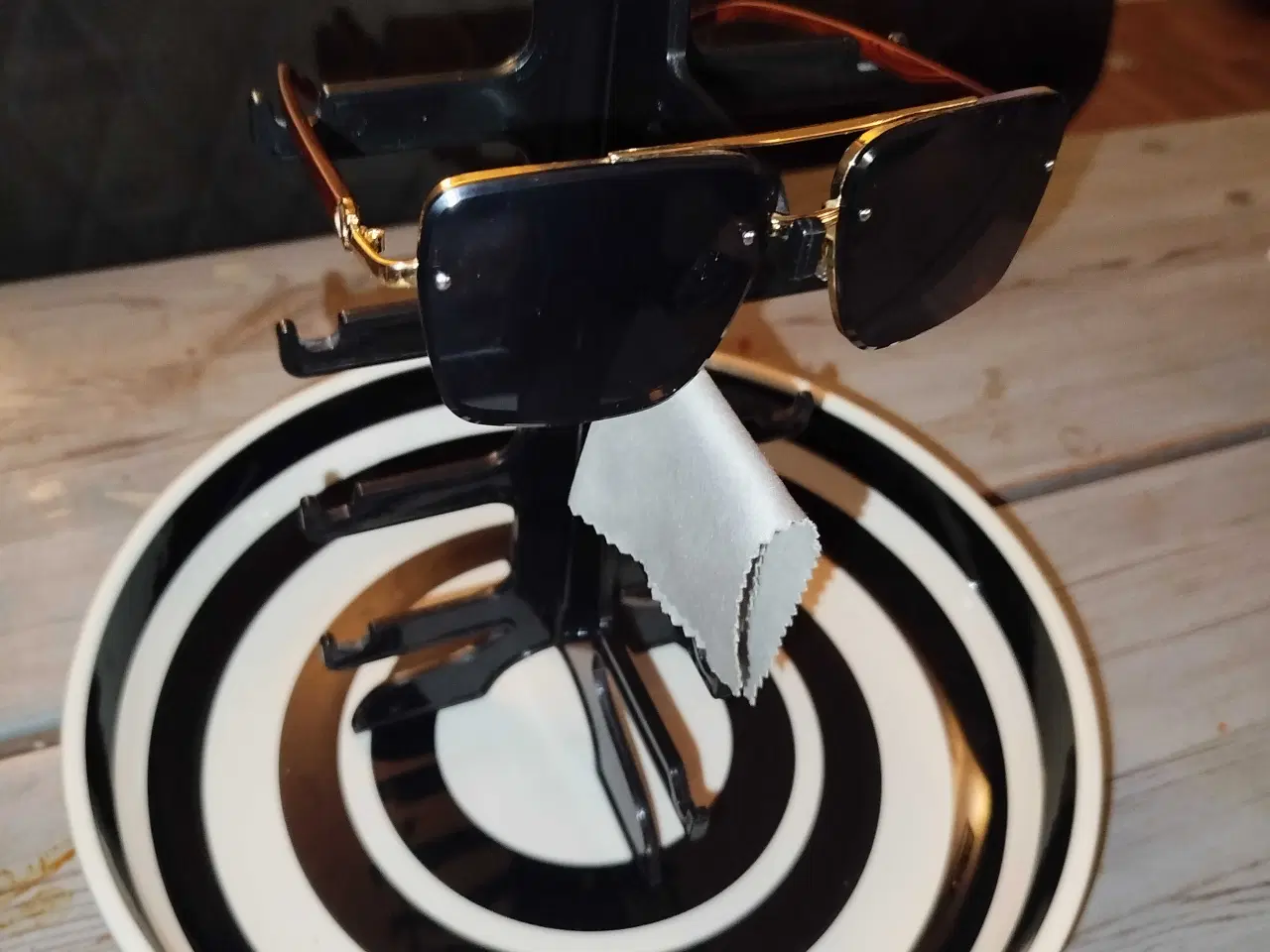 Billede 9 - Stor Herre solbrille guld og træ look