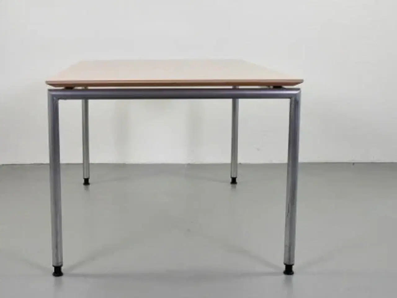 Billede 5 - Rumas konference-/mødebord med plade i birk og grå ben