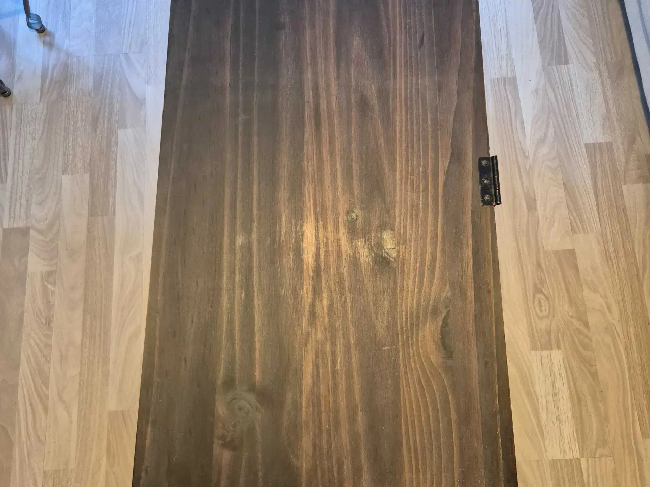 Billede 2 - Mørk trækiste med hjul