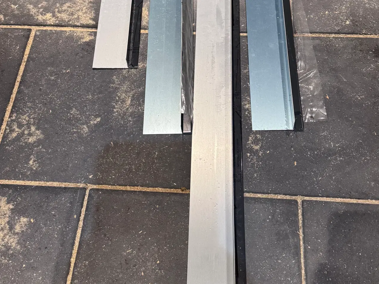 Billede 4 - Isolering, alu profiler, skruer