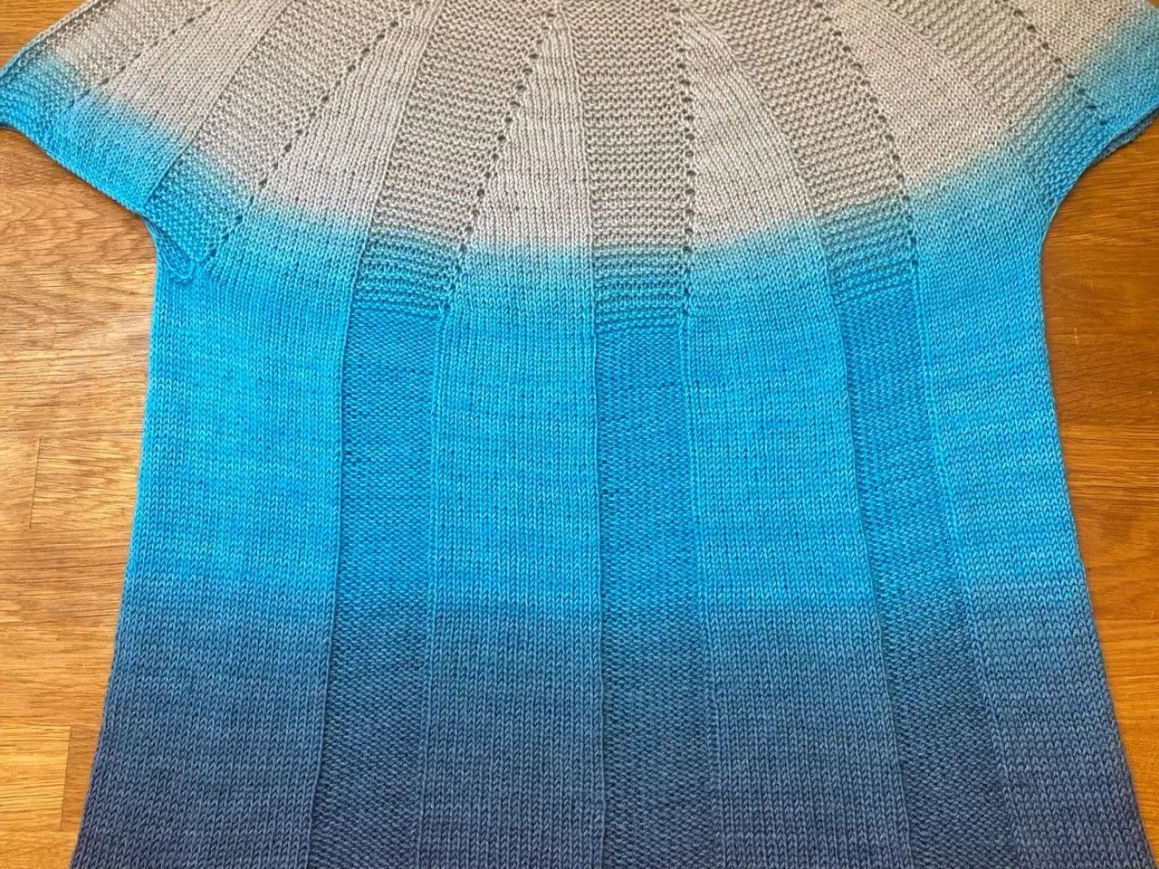 Billede 1 - Hjemmestrikket bluse