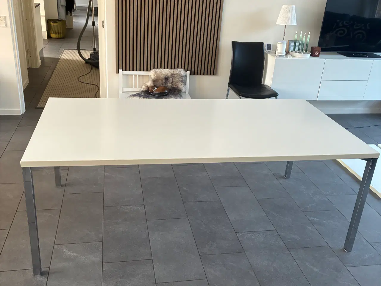 Billede 3 - Solidt spisebord i hvid laminat, kraftige stålben