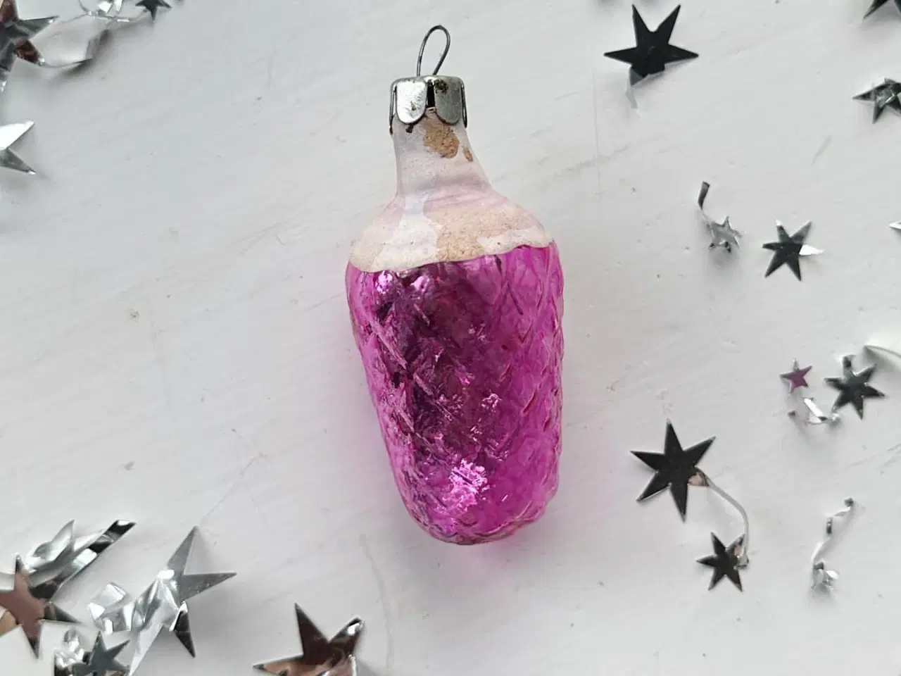 Billede 4 - Vintage julekugle, lilla kogle m hvid bemaling