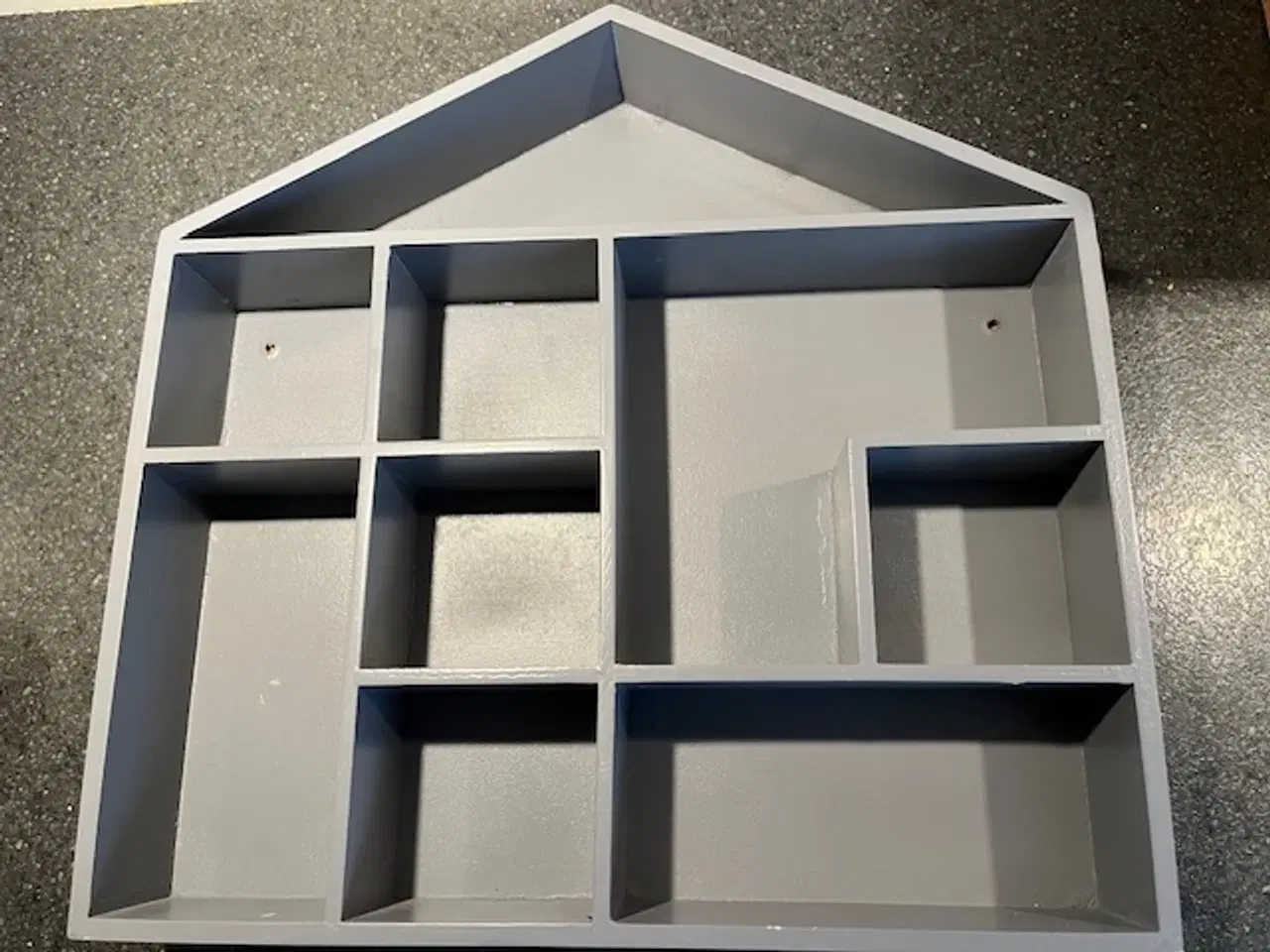 Billede 3 - H&M Home Sættekasse / Væghylde – Grå husform