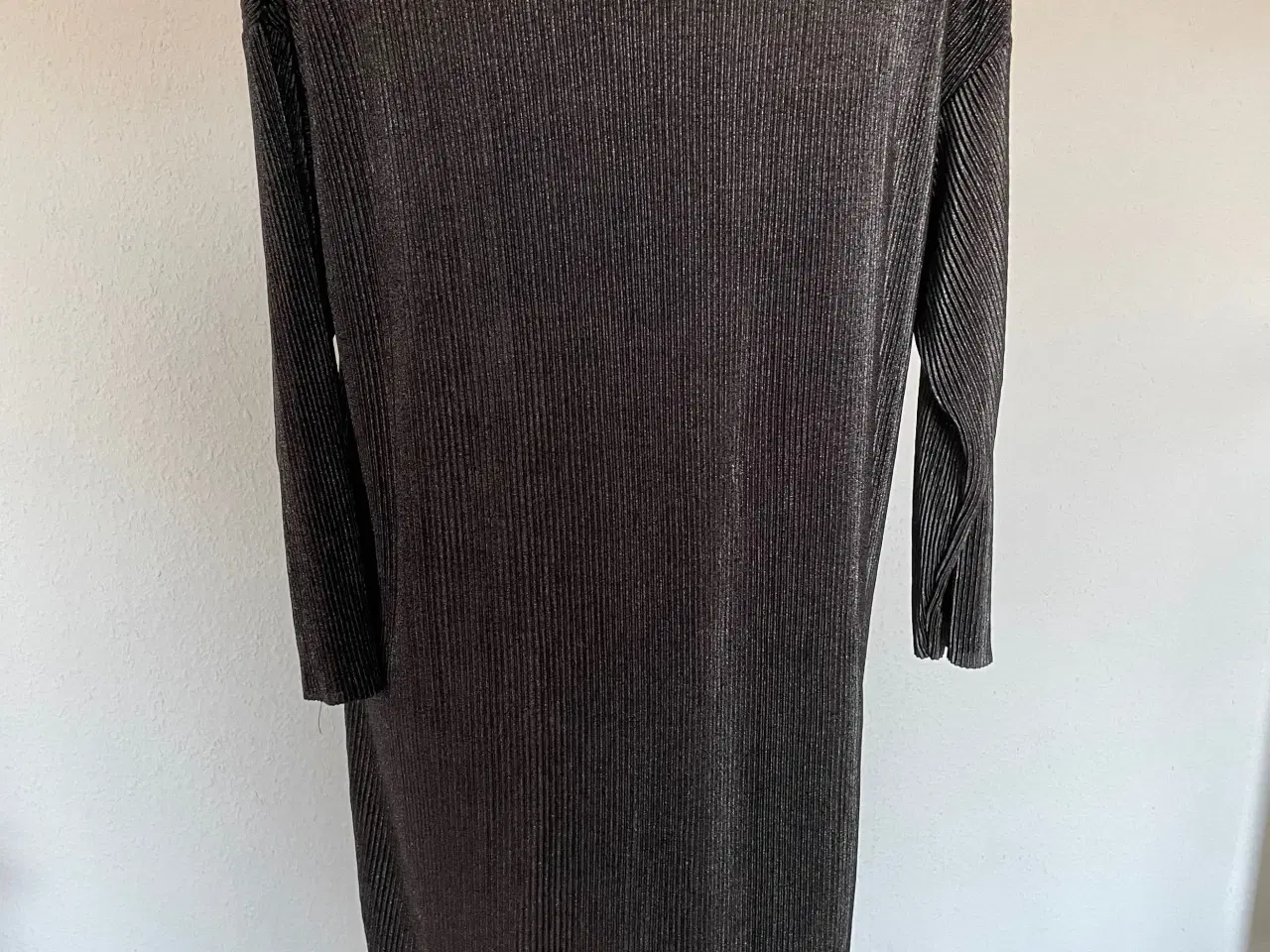 Billede 2 - NEDSAT Mørk grå plissé kjole fra Cha Cha str. L
