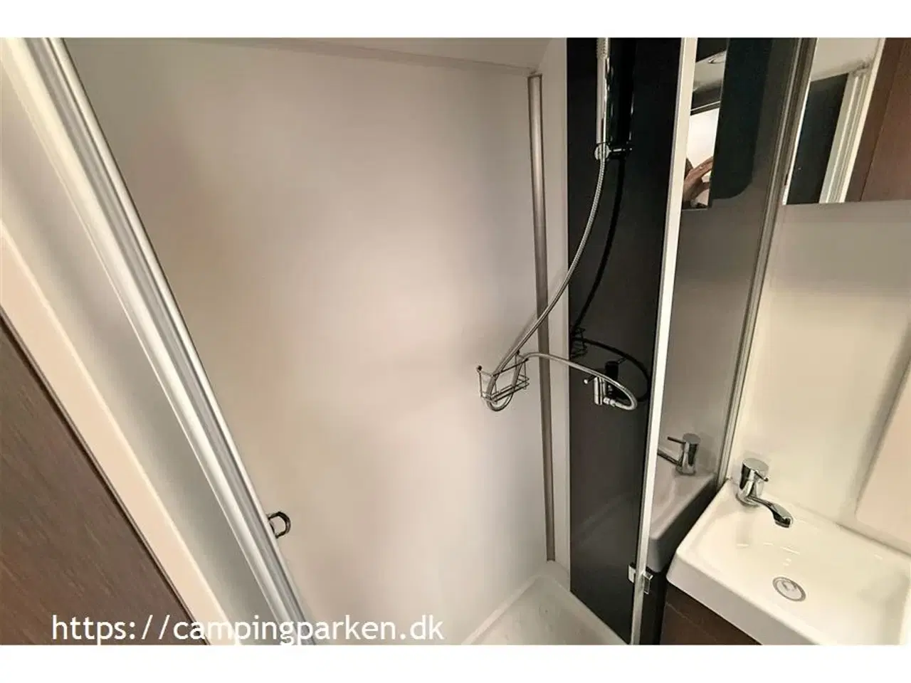 Billede 11 - 2021 - Benimar Tessoro 481   Kort autocamper med stor siddegruppe, totallængde kun 5,99 m.