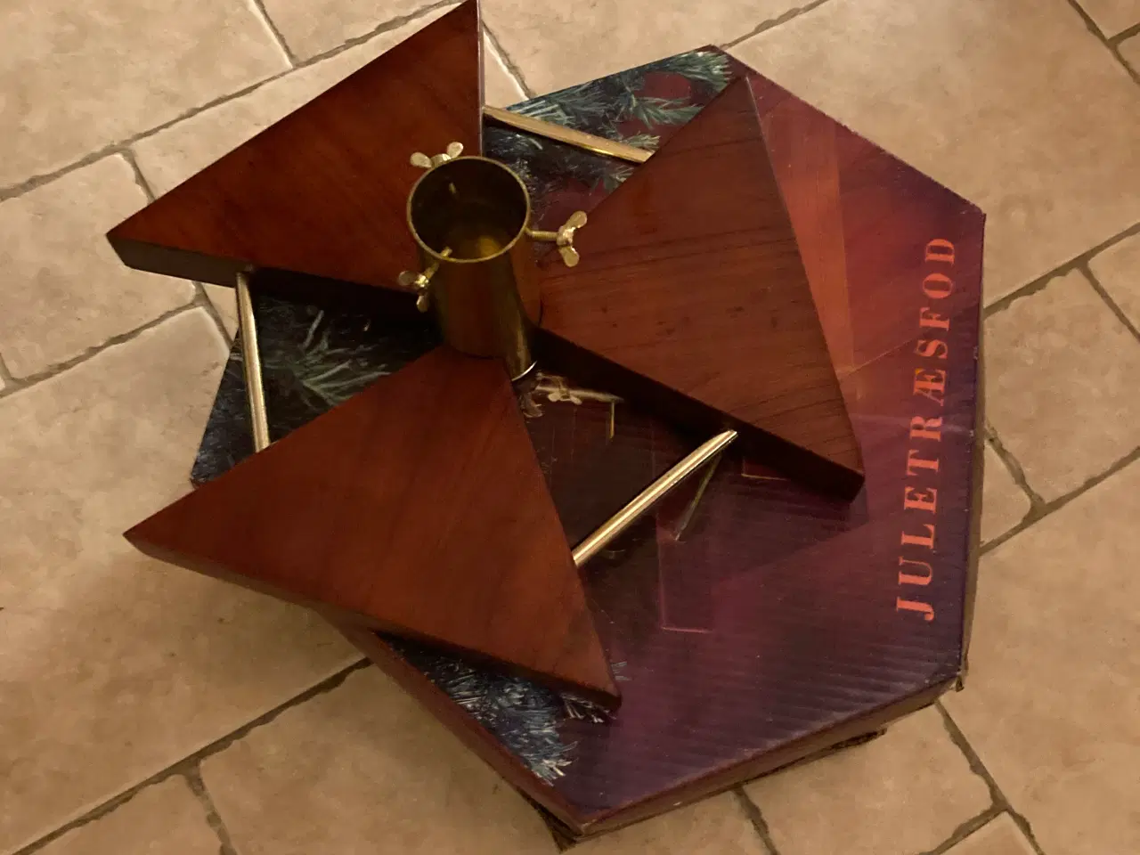 Billede 1 - Juletræsfod i træ