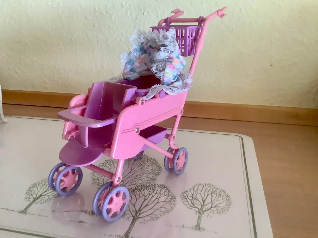 Billede 2 - Barnevogn som passer til Barbie.Ikke dukker.