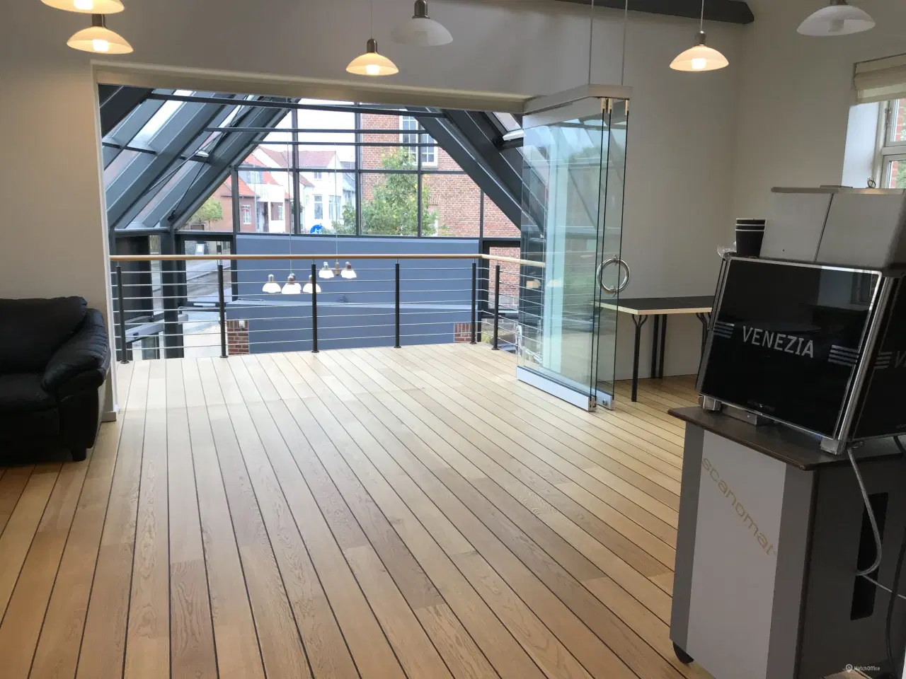 Billede 2 - Mondæn kontorbygning på central torveplads langs Å