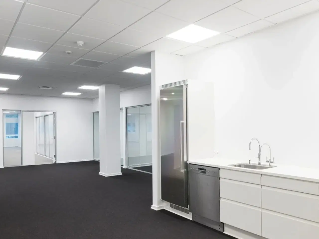 Billede 9 - I denne moderne flerbrugerejendom udbydes lyse og indbydende kontorlejemål i varierende størrelser der passer perfekt til virksomheder i alle størrelser