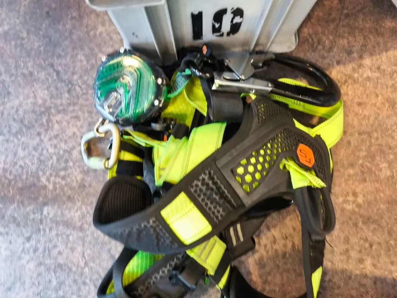 Billede 3 - Kasse m. sikringsgrej samt div.