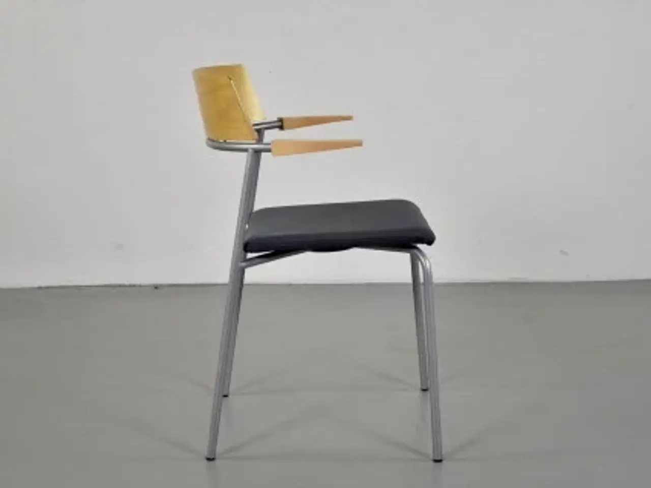 Billede 2 - Randers radius cirkum konference-/mødestol med grå sæde og ahorn ryg-/armlæn