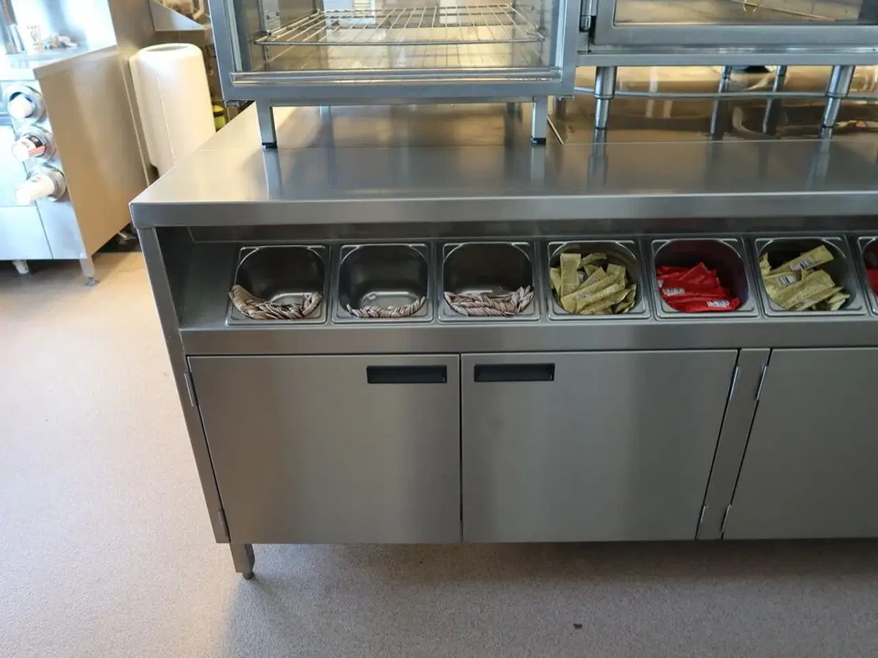 Billede 6 - Rustfri stålbord med indhold (varmeskabe medfølger ikke)